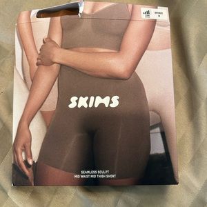 SKIMS Shapewear size medium. Original box and original shipping box